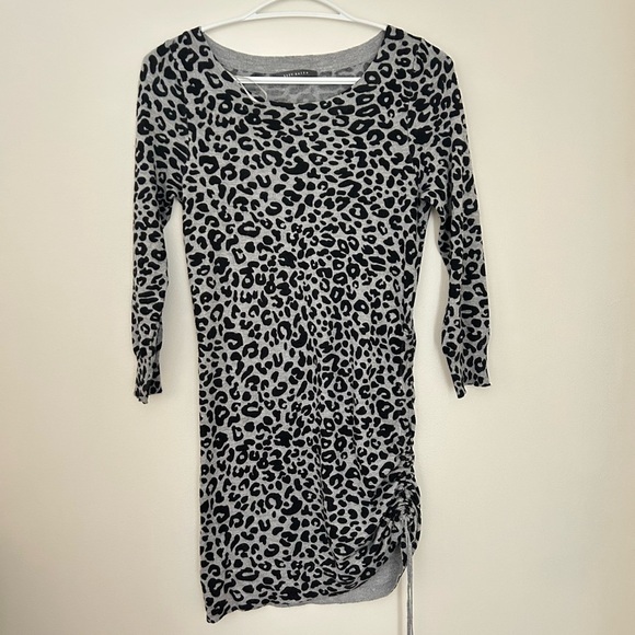 Suzy Shier Dresses & Skirts - ✨️Suzy Shier Gray and Black Long Sleeve Leopard Print Dress✨️